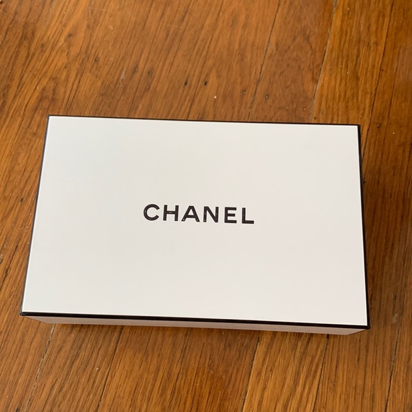 Chanel gift box and small bag inside - Picture 1 of 7